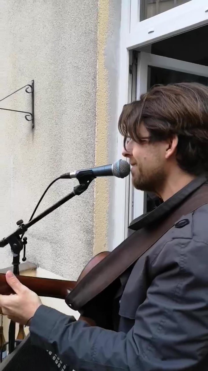 Michał Sołtan zagrał koncert na... balkonie! Nagranie hitem internetu