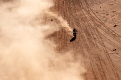 Rajd Dakar: Adam Tomiczek wycofał się. Uderzył w kamień i upadł na plecy