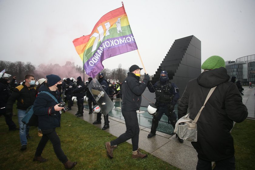 Strajk kobiet w Warszawie. Tłum funkcjonariuszy ochraniał pomnik na Placu Piłsudskiego