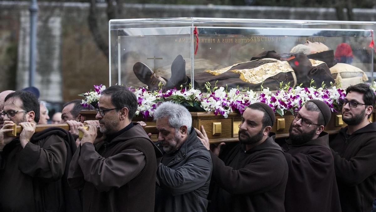 ITALY BELIEF PEOPLE SAN PADRE PIO (San Pio remains arrive in Rome)