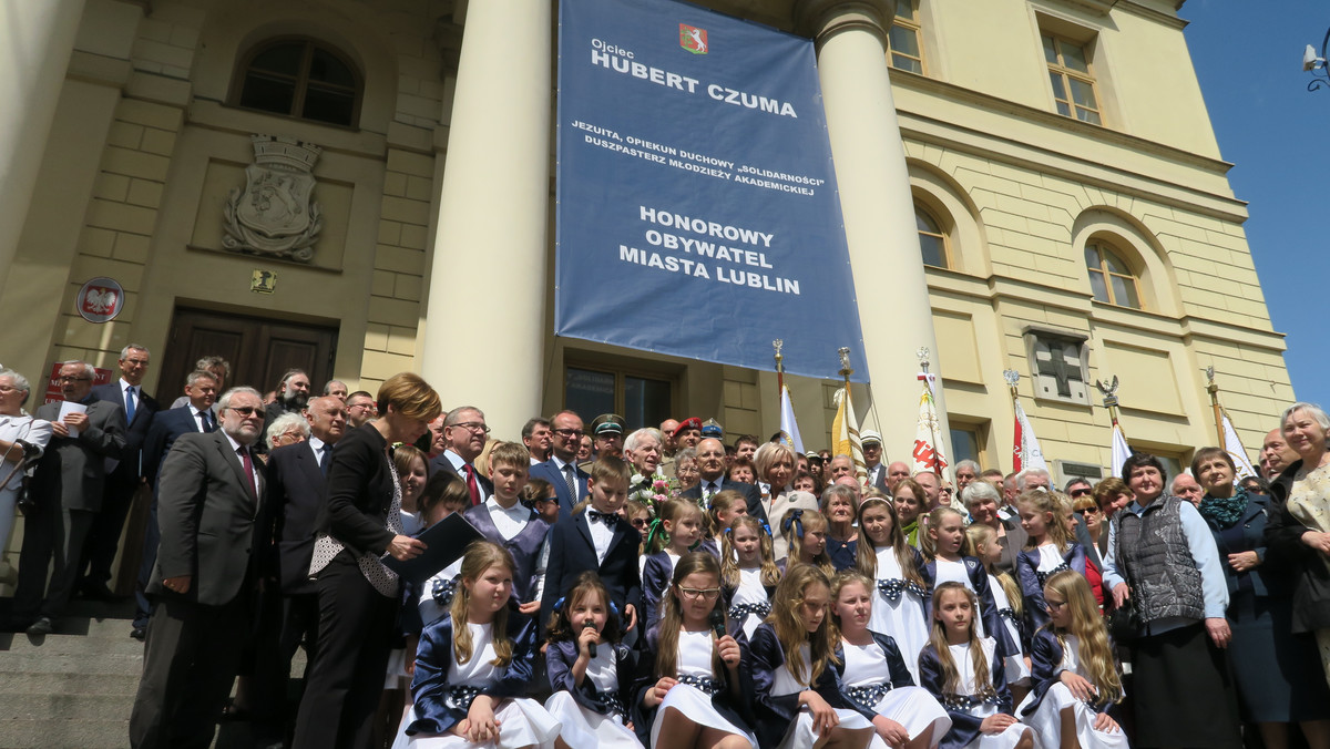 Na początku kwietnia tuż obok głównego wejścia do Ratusza wisiał portret Jana Pawła II. Nie spodobało się to pracowniczce Centrum Kultury, która napisała do prezydenta list. Interwencję w tej sprawie podjęła również Fundacja Wolność od Religi. Okazuje się, że portret papieża wisi tu co roku w rocznicę śmierci honorowego obywatela miasta.