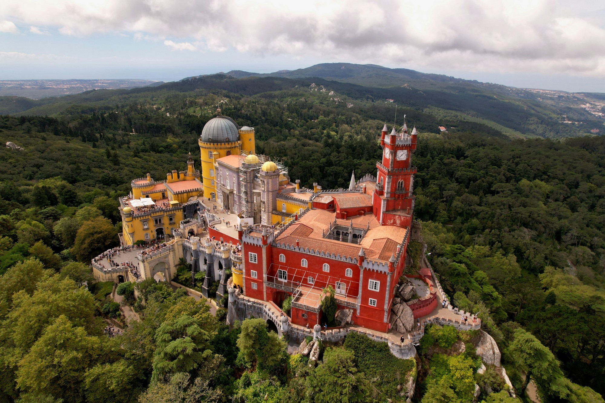 Výrazné farby, vežičky a množstvo architektonických detailov robia z paláca jednu z ikon Portugalska.