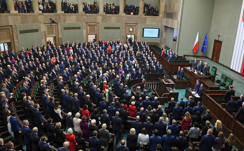 Do Sejmu przybyli prezydent Andrzej Duda i premier Mateusz Morawiecki. Zaproszeni zostali również przedstawiciele organów państwowych takich jak RPO, RPD, prezesi sądów i trybunałów, a także korpus dyplomatyczny.