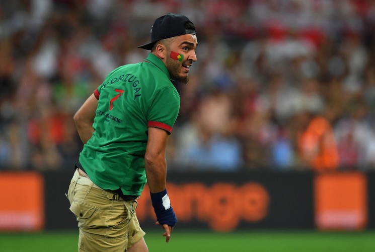 Portugalczycy nie potrafili usiedzieć na miejscu. Wbiegli na boisko. Na szczęście nie... nago