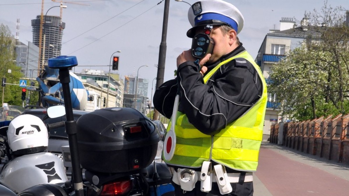 Nowe przepisy zbierają swoje "żniwo" w każdej dzielnicy Warszawy. Najwięcej przypadków ich złamania odnotowano na Pradze-Południe, najmniej w Rembertowie. W stolicy prawo jazdy za przekroczenie prędkości o ponad 50 km na godzinę, bo o takich sytuacjach mowa, straciło już 339 kierowców.