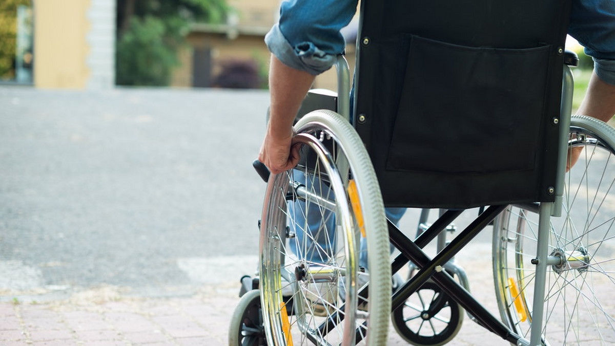 Wykonanie orzeczeń TK dotyczących prawa opiekunów osób niepełnosprawnych do świadczeń pielęgnacyjnych powinno być jednym z priorytetów resortu rodziny - uważa rzecznik praw obywatelskich. Apeluje też o ustanowienie dla nich świadczenie przedemerytalnego po śmierci podopiecznego.