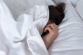 Stručnjak upozorava: Ako stalno nosite verenički prsten ili burmu, evo do kakvih ZDRAVSTVENIH PROBLEMA može da dođe