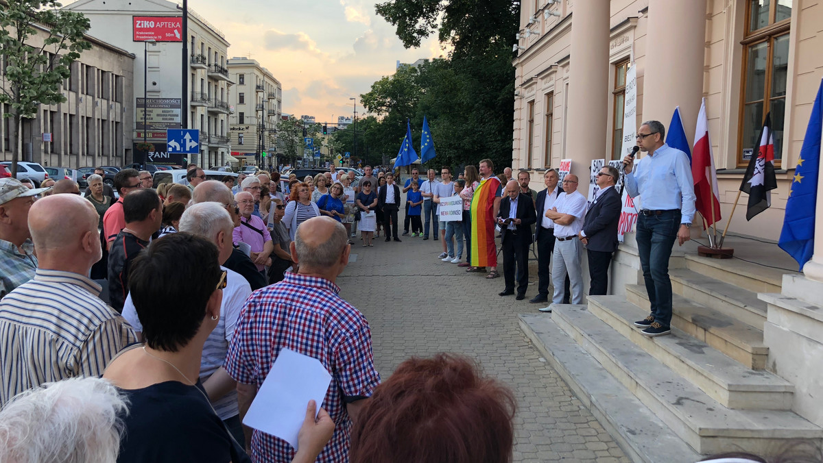 Komitet Obrony Demokracji znów wyszedł a ulice w obronie polskiego wymiaru sprawiedliwości. W ponad 100 polskich miastach odbyły się protesty pod hasłem "Europo nie odpuszczaj!”. Uczestnicy apelują do Komisji Europejskiej o zaskarżenie do Trybunału Sprawiedliwości ustawy o Sądzie Najwyższym.