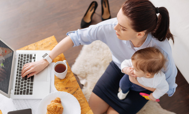 mama, dziecko, praca, telepraca, opieka, komputer/fot.Shutterstock