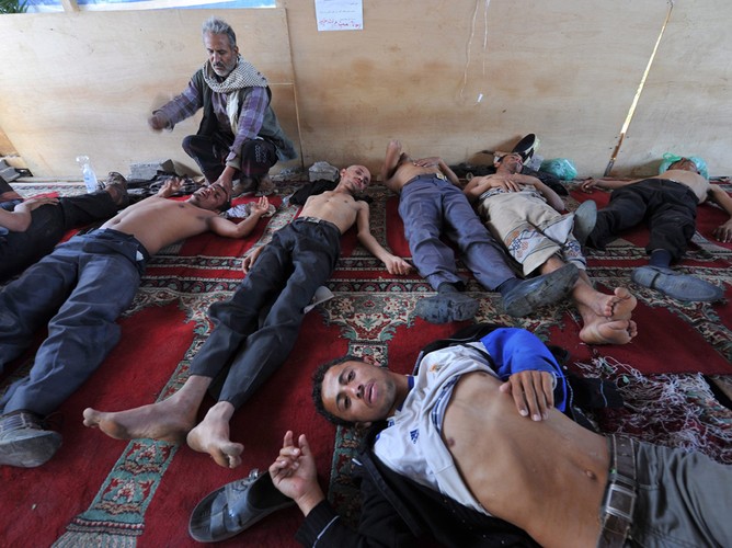 Ranni demonstranci w tymczasowym szpitalu po starciach z wojskami Prezydenta Ali Abdullah Saleh. Sana, Jemen, 18 października 2011