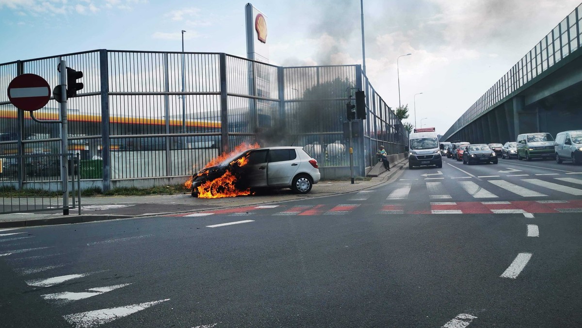 Warszawa: Spłonął samochód na Puławskiej. Kierowca zdążył uciec