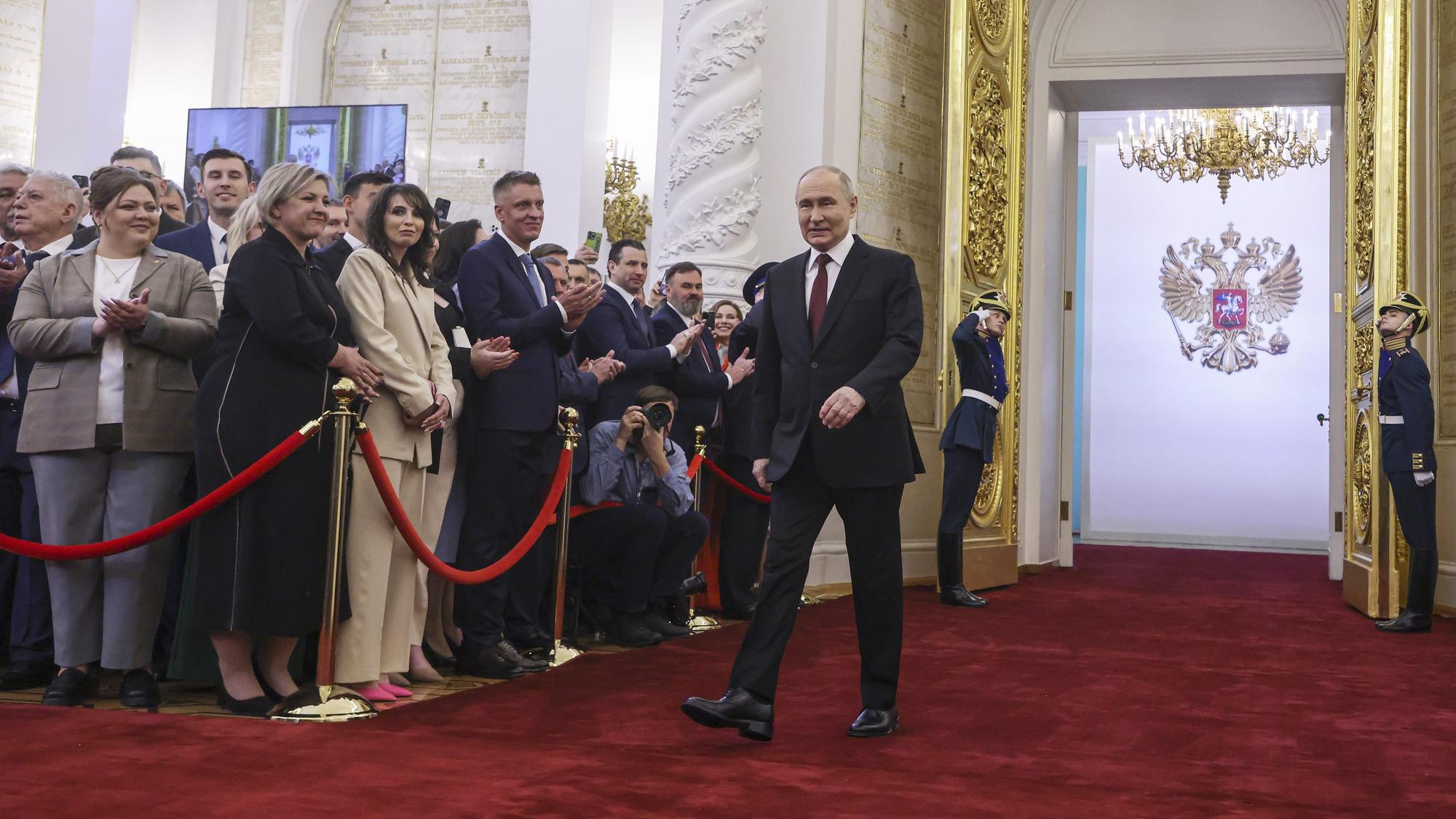 Vladimir Putin počas inauguračného ceremoniálu kráča zložiť prísahu 