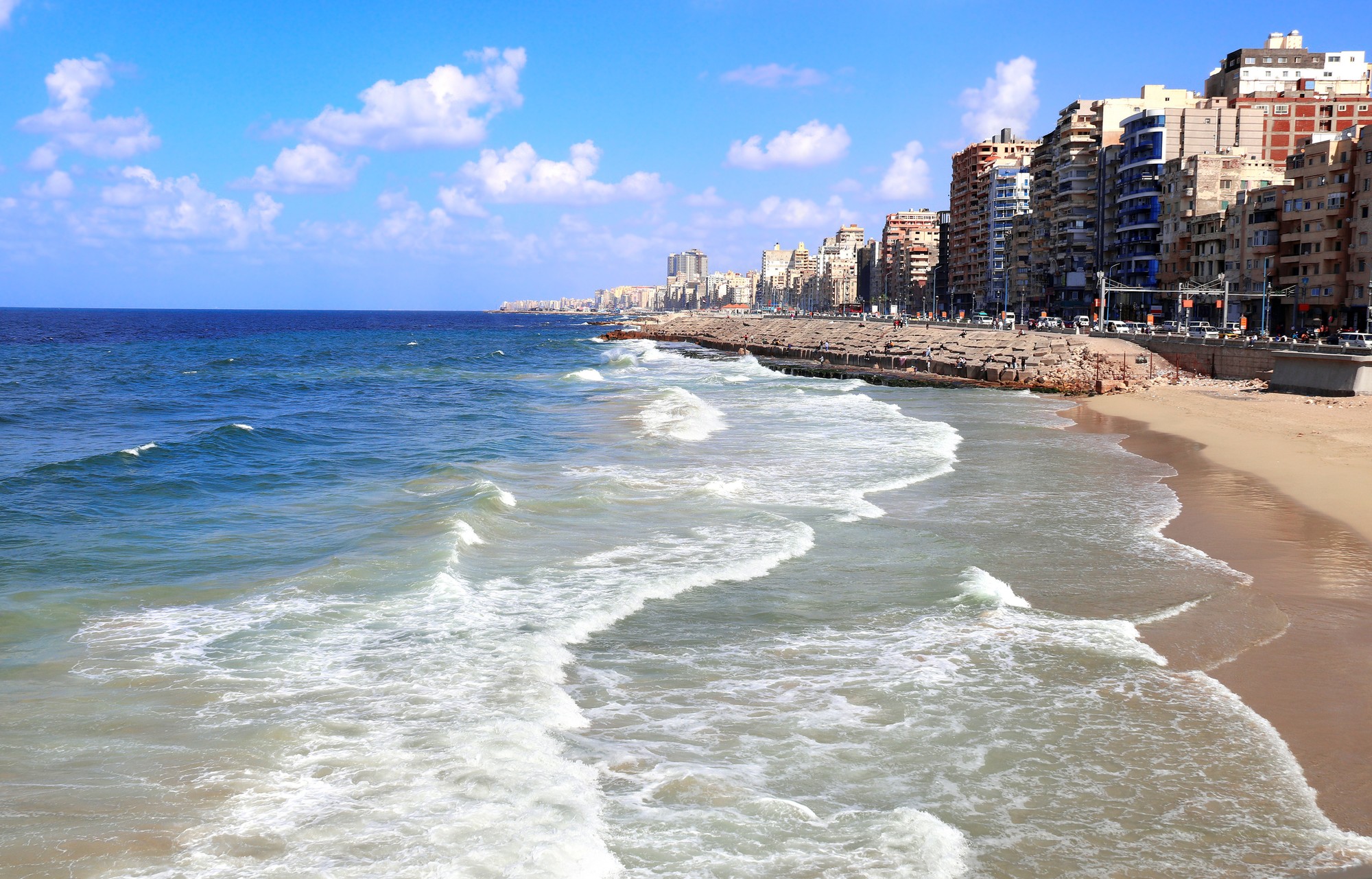 Pláž v egyptskej Alexandrii. (ilustračné foto)