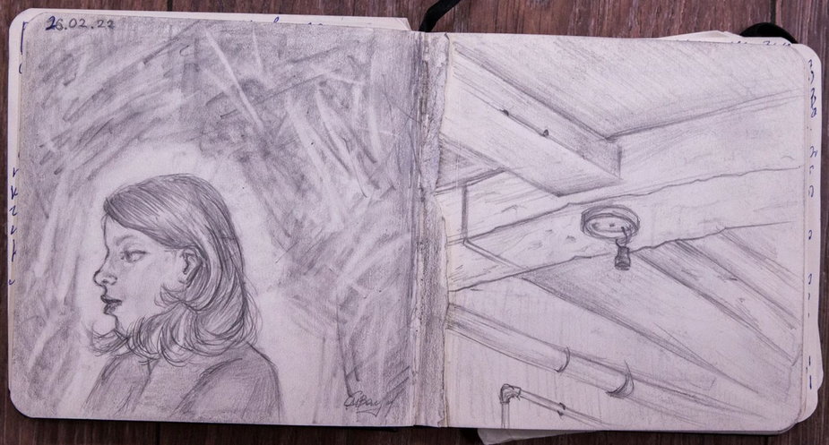 Szkic autorstwa Mariny M. przedstawiający Darię w schronie przeciwbombowym