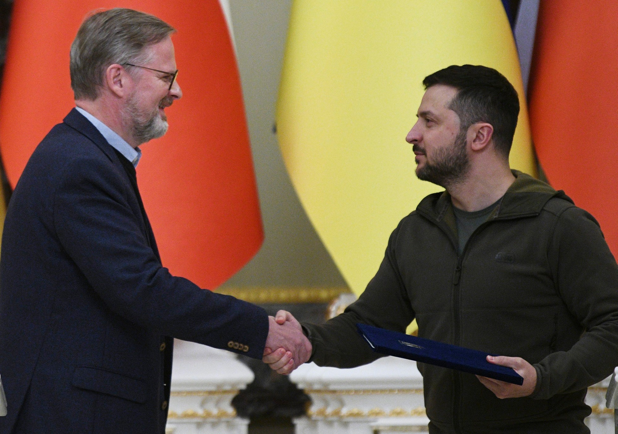 Prezident Zelenskyj ocenil Fialu za mimoriadny osobný prínos k rozvoju ukrajinsko-českej medzištátnej spolupráce a podporu nezávislosti a územnej celistvosti Ukrajiny.