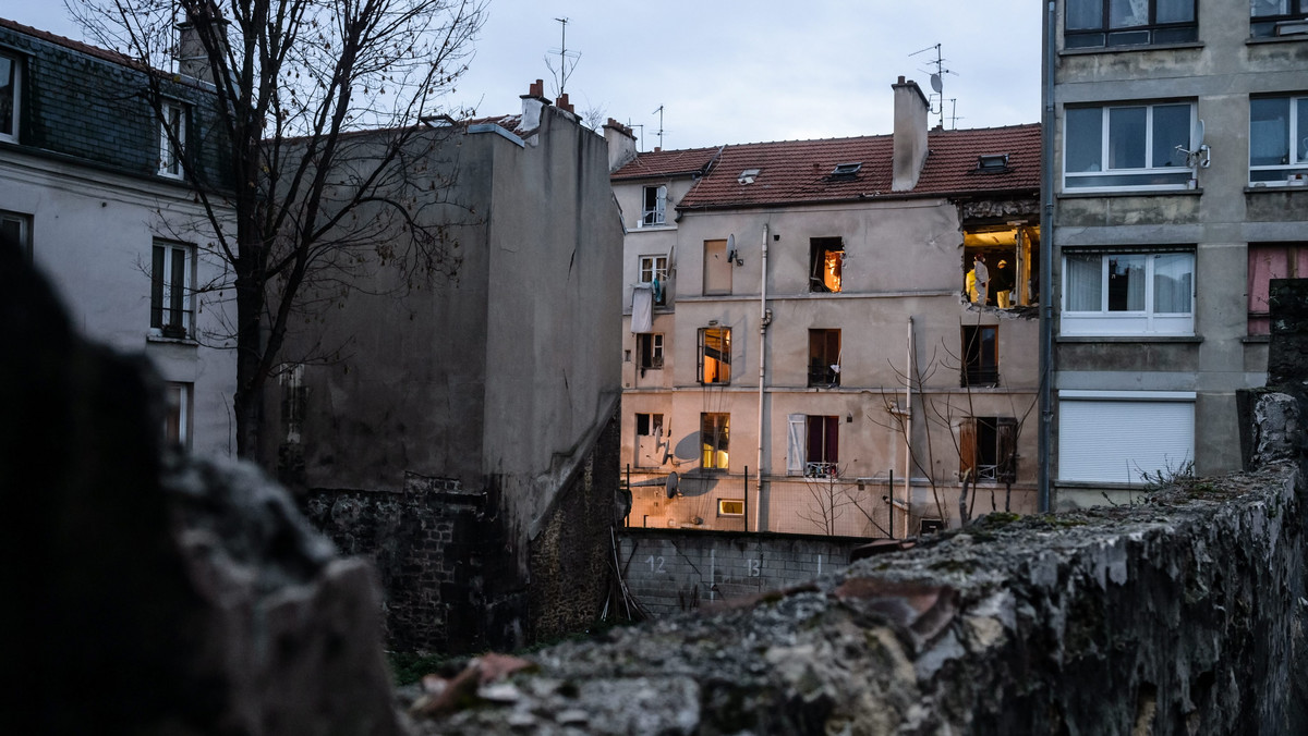 Trzy osoby zginęły w środę podczas operacji antyterrorystycznej w Saint-Denis na przedmieściach francuskiej stolicy - podała w piątek paryska prokuratura. Potwierdziła, że wśród zabitych jest 26-letnia Francuzka marokańskiego pochodzenia Hasna Aitboulahcen.