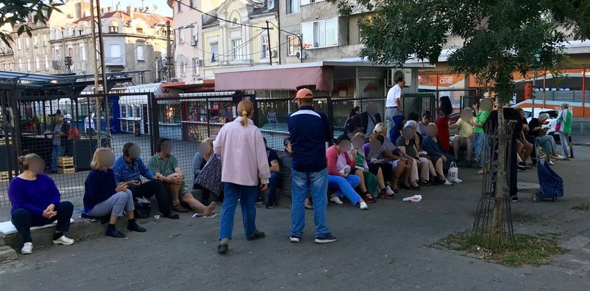 Desetine ljudi čeka u redu