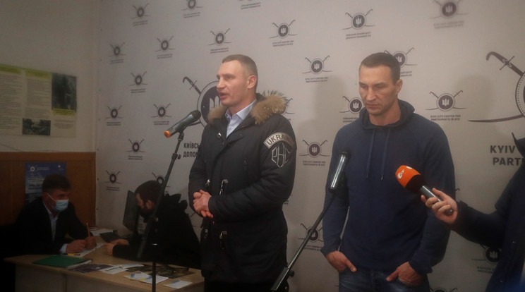 Vitalij Klicsko (balra) 2014 óta Kijev polgármestere, testvére, Volodimir (jobbra) oldalán készen áll a fegyveres harcra. Úgy fogalmazott, nincs más választása /Fotó: EPA/ZURAB KURTSIKIDZE