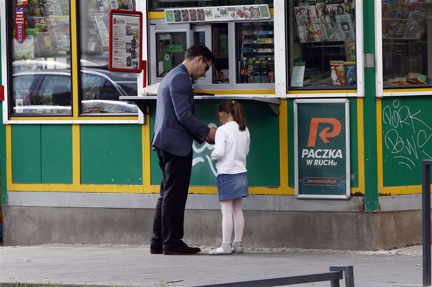 Aktor "Prosto w serce" z córką przy kiosku. Foto