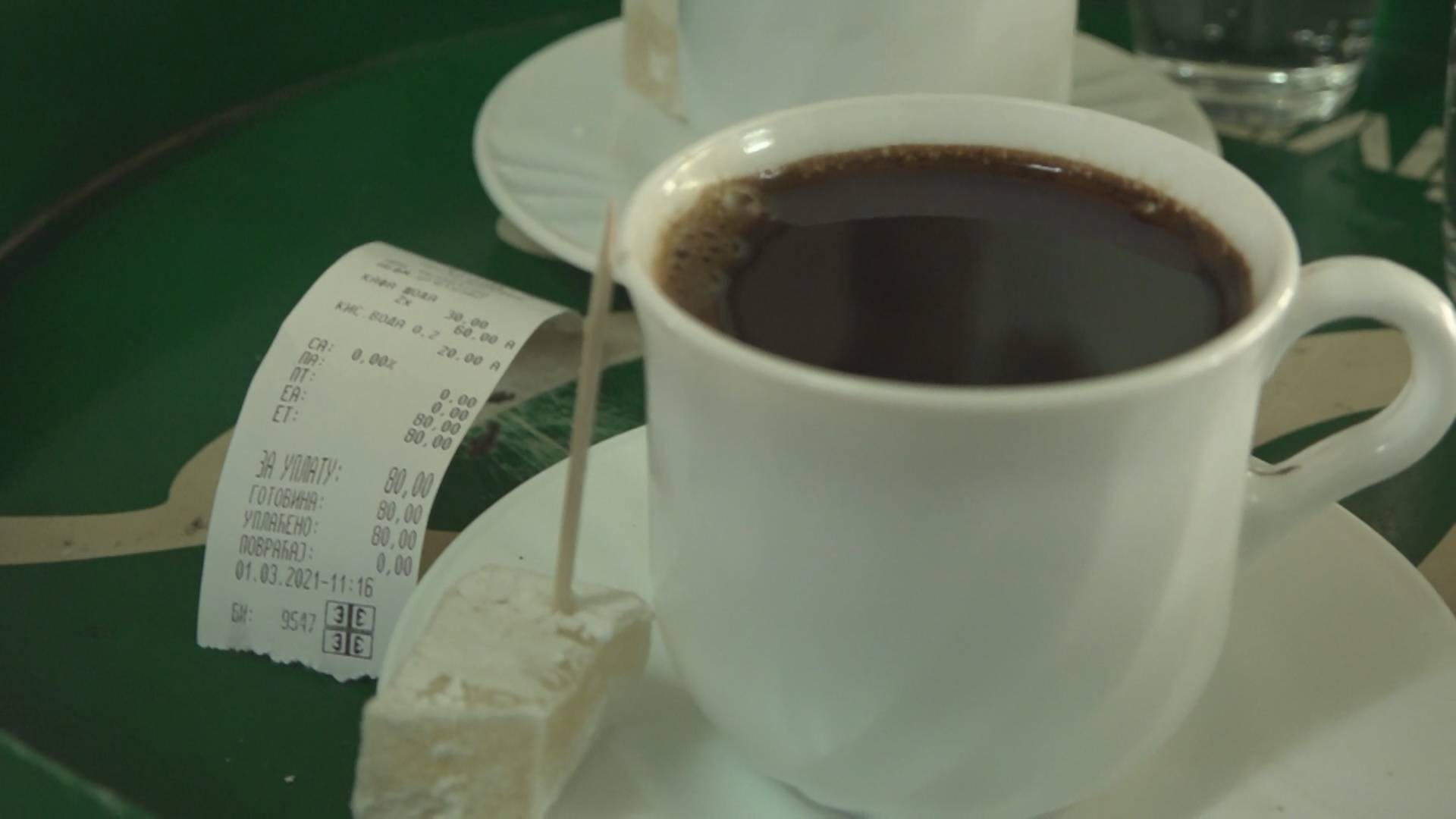 Je li ovo neka greška - ljudi u šoku gledaju račun u kafani u Guči i ne veruju koliko košta kafa