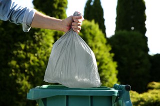 500 zł mandatu i wyższe opłaty za śmieci. To kara za te opakowania w koszu. Lepiej ich tam nie wyrzucaj