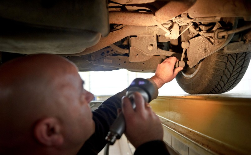 Badanie techniczne. Sprawdzanie stanu układu zawieszenia w samochodzie