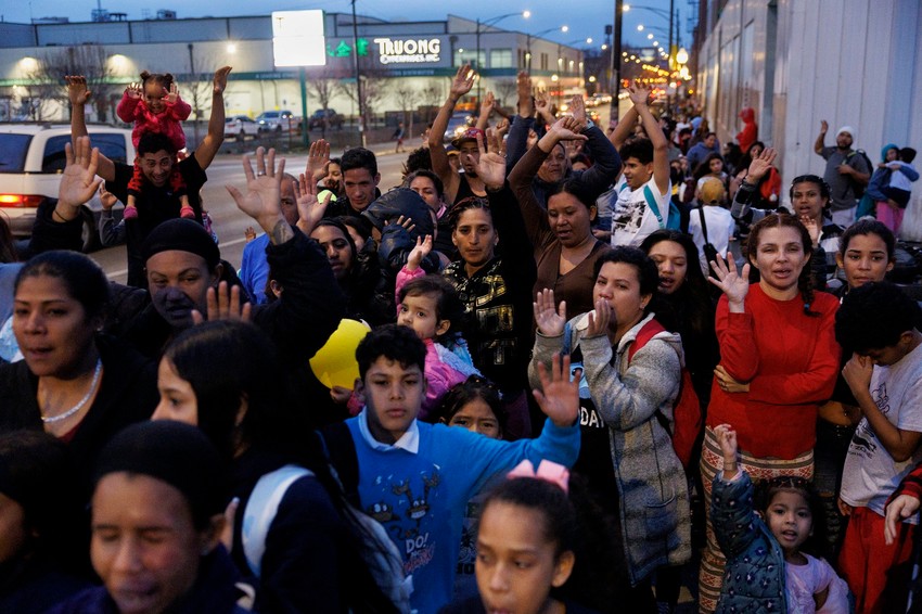 Migranti kod skloništa u Čikagu