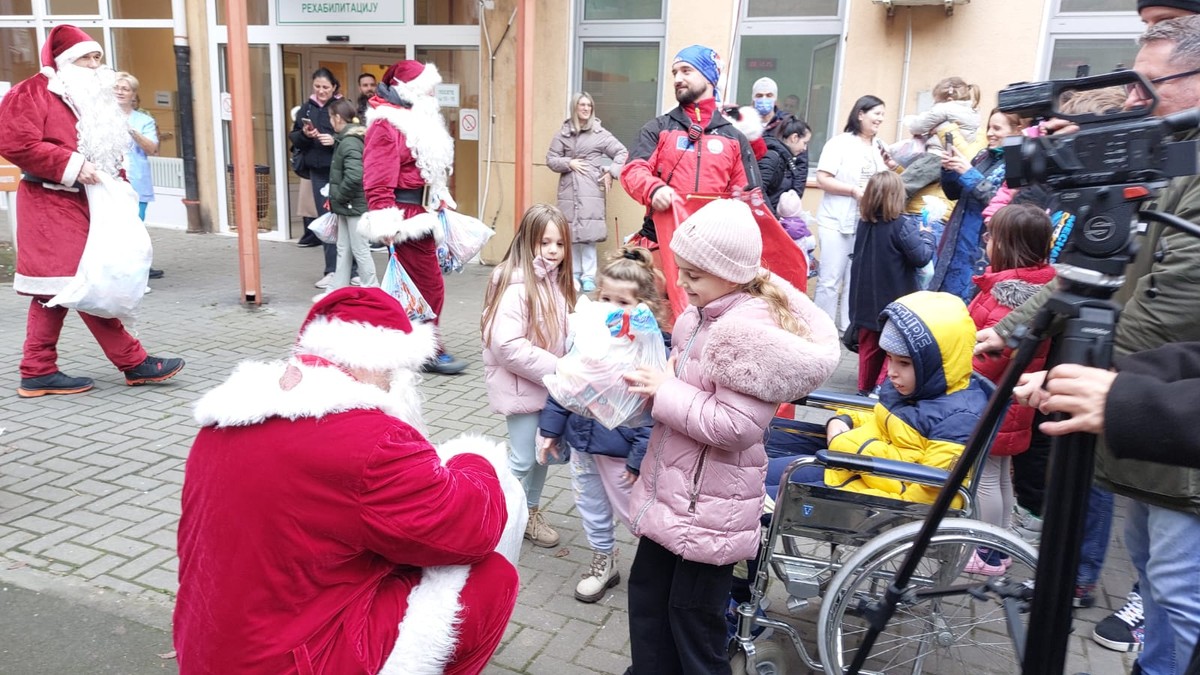 Deda Mrazevi dele paketiće