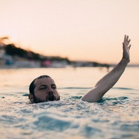 Vízben fuldoklót csak az mentsen, akinek gyakorlata van - innen ismeri fel a fuldoklás jeleit