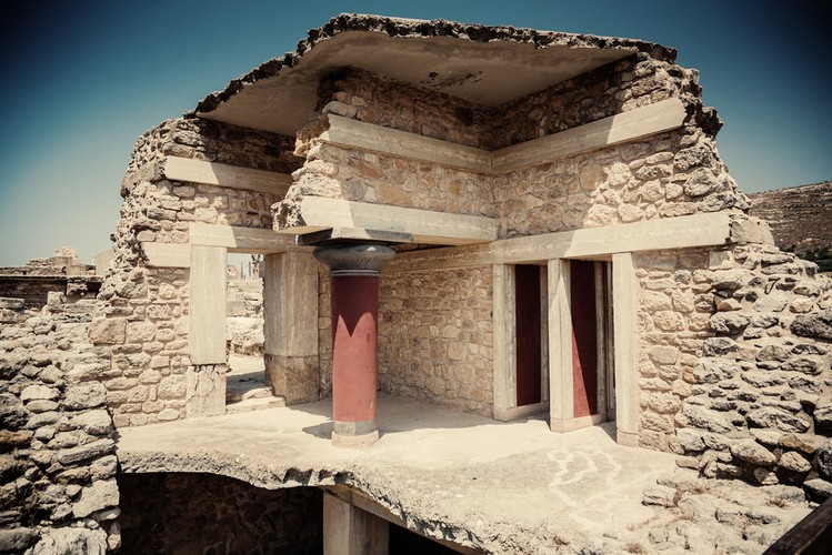 1. Kreta – 42,23 proc. To największa wyspa Grecji, położona na samym południu kraju, na Morzu Śródziemnym. Ma bardzo długą i ciekawą historię. Powstała tam około trzech tysięcy lat p. n. e. kultura minojska, zwana też kreteńską, uznawana jest za najstarszą cywilizację. Jej ślady pozostają na wyspie do dziś – najważniejszym zabytkiem jest pałac w Knossos z początków drugiego wieku p. n. e. Na Krecie można odnaleźć bogactwo kulturowe w postaci sztuki, literatury, muzyki oraz kuchni. Turyści odnajdą tam też bardzo wysoko rozwiniętą, nowoczesną bazę turystyczną, a także różne rodzaje plaż i krajobrazów. Według mitologii to tam urodził się najpotężniejszy grecki bóg – Zeus. Na zdj. pałac Knossos.