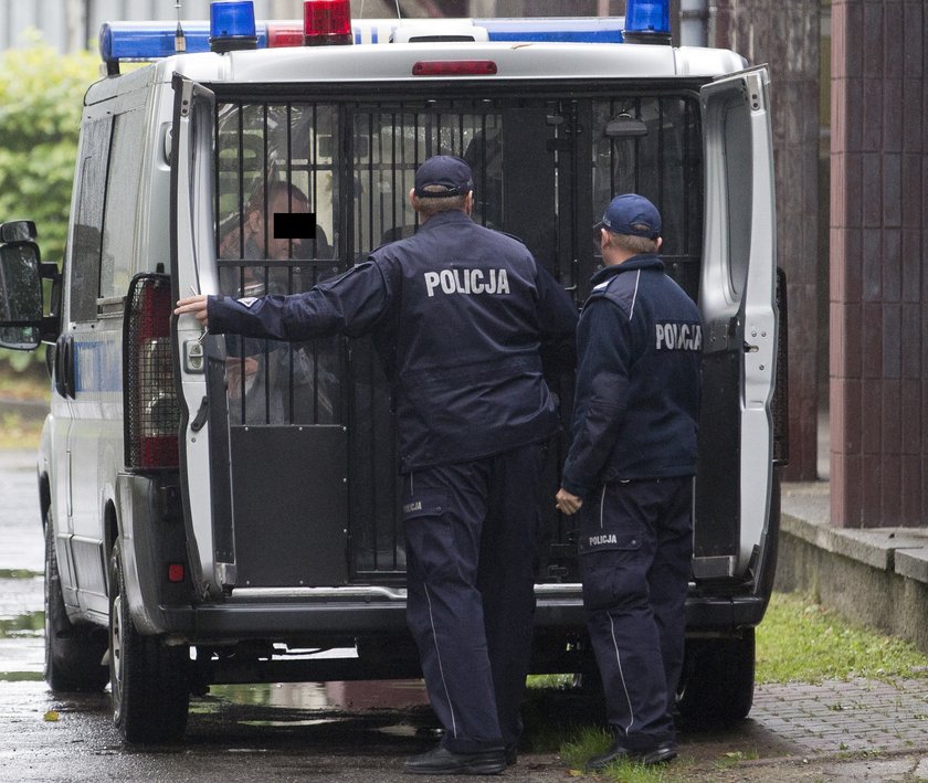 Policjanci przywieźli oskażronych do sądu