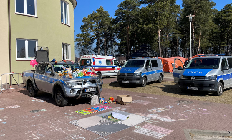 Auto policji wykorzystane do zabawy przez dzieci