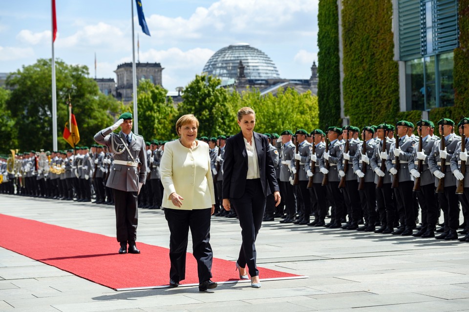 Angela Merkel wysłuchała hymnów na siedząco