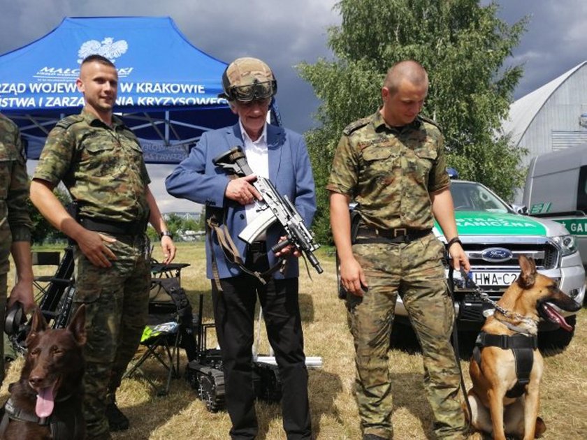 Ryszard Terlecki znów pozuje w hełmie. Tym razem z bronią