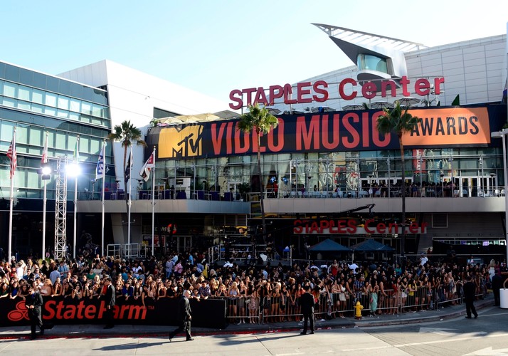Tłumy przed Staples Center w Los Angeles