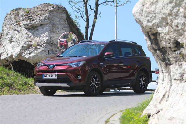 SUV-y – marki popularne
Popularność SUV-ów również zdecydowanie rośnie. W ciągu pierwszych sześciu miesięcy bieżącego roku zarejestrowano w Polsce 1353 hybrydy z tego segmentu. Najpopularniejszym modelem w tej kategorii jest Toyota RAV4. Ceny japońskiego SUV-a w odmianie hybrydowej zaczynają się od 149 tys. zł. Ilość rejestracji od stycznia do czerwca 2017 roku to 1346. Na drugim miejscu znalazło się Mitsubishi Outlander (7 rejestracji), którego ceny startują od poziomu 189 tys. zł.