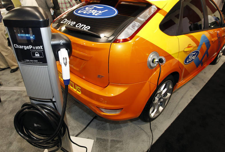 Ford Focus Electric podczas ładowania baterii na pokazie Plug-In 2010 w San Jose w USA. Fot. Tony Avelar/Bloomberg