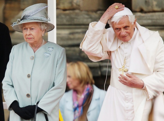 Benedykt XVI w Wielkiej Brytanii musiał znosić tłum swoich przeciwników... i porywisty wiatr