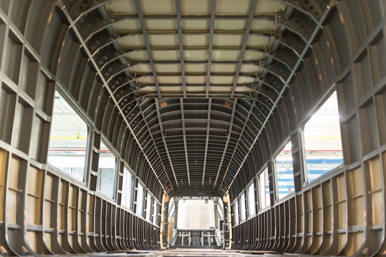 Rozbudowa fabryki Bombardiera to kolejna z dużych inwestycji realizowanych w ostatnich miesiącach na Dolnym Śląsku. W nowej hali produkcyjnej będą powstawać nadwozia pociągów dużych prędkości dla niemieckich kolei Deutsche Bahn. Produkcja ma ruszyć na początku listopada br. Dzięki inwestycji powstanie 100 nowych miejsc pracy i zatrudnienie zwiększy się do 800 etatów. 
<br><br> (kru) PAP/Maciej Kulczyński