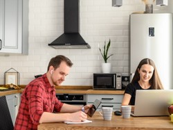 Wyzwanie dla związku: Jak sobie radzić, gdy w czasie pandemii oboje partnerzy pracują z domu?