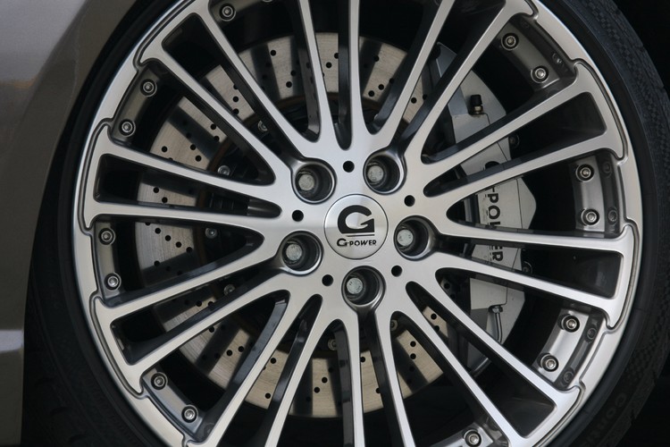 Dwie tony trzymają w ryzach superostre hamulce i specjalne zawieszenie