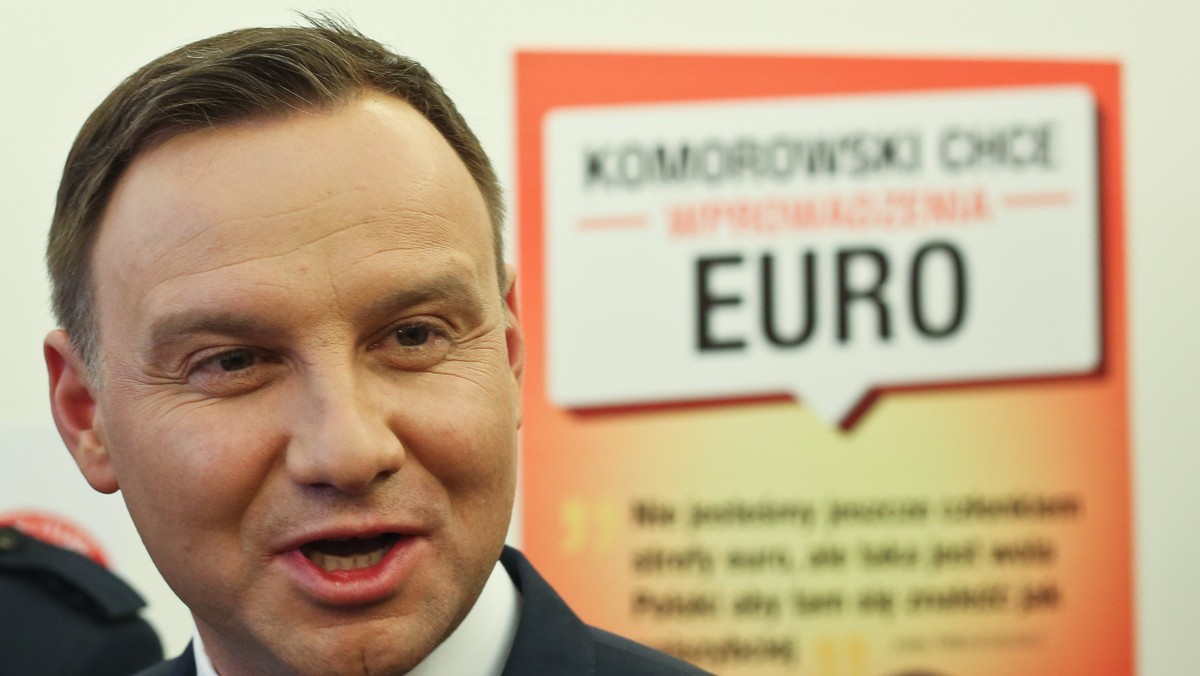 Kandydat PiS na prezydenta Andrzej Duda podkreślił w Stalowej Woli, że to bardzo dobrze, że Polska jest w Unii Europejskiej. Zaznaczył jednak, że powinniśmy prowadzić swoją politykę, a nie płynąć w głównym nurcie, który oznacza m.in zgodę na dekarbonizację, czyli "katastrofę dla polskiego przemysłu energetycznego".