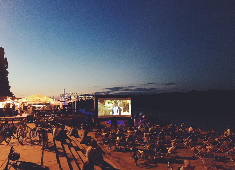 Filmowy wieczór nad Wisłą, czyli plenerowe kino w Fali – Pawilon