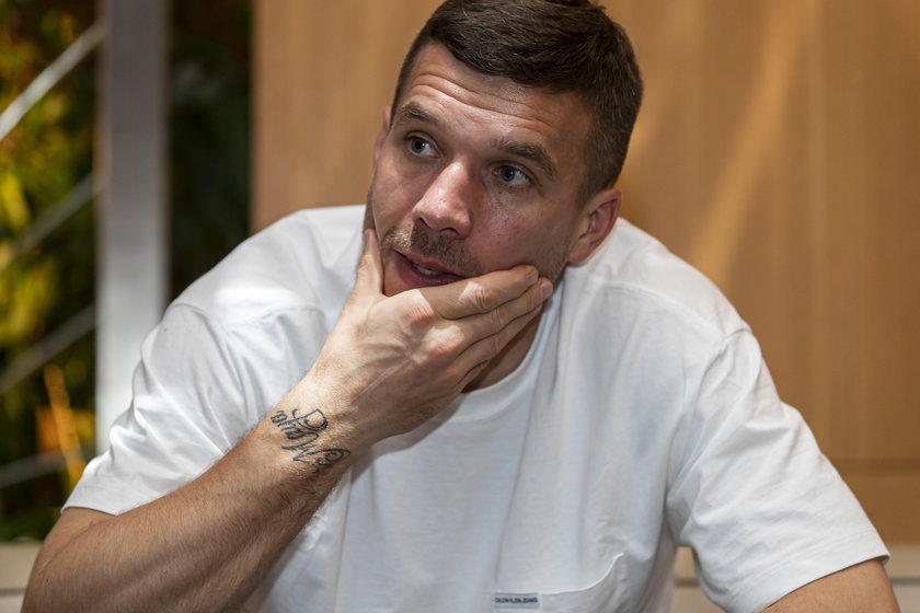 Bandyci napadli na lodziarnię Lukasa Podolskiego. Piłkarz nie kryje emocji