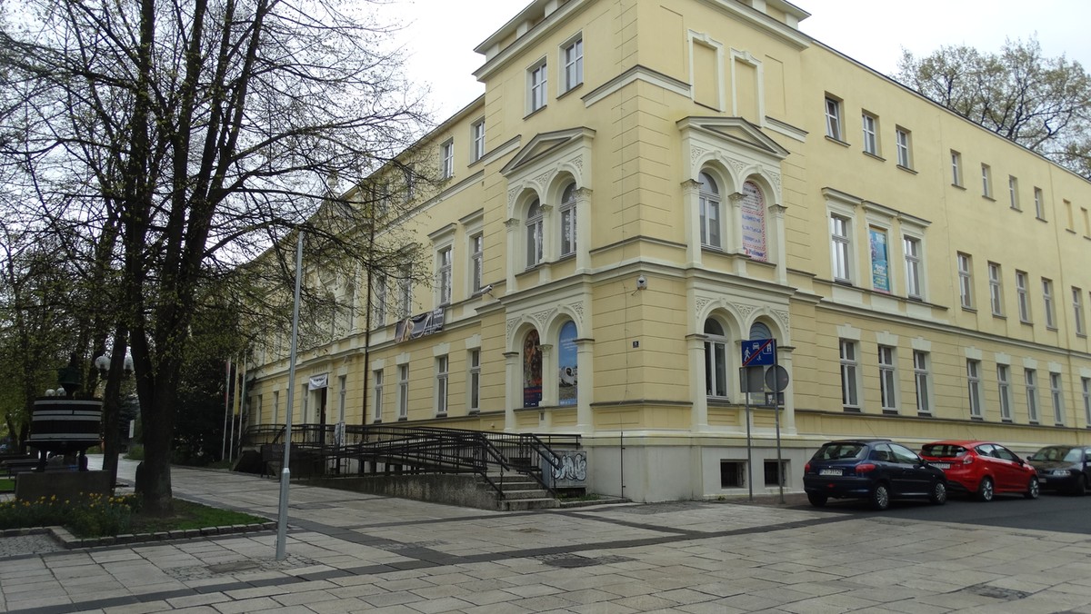 Do Muzeum Ziemi Lubuskiej zgłosił się mężczyzna, który przyniósł ze sobą zwinięty w rulon dokument. Znajdujące się na nim pismo skojarzył ze starocerkiewną cyrylicą. Chciał dowiedzieć się, z którego wieku i do kogo należał odnaleziony przez niego przedmiot. Okazało się, że jest to fragment Tory - świętej księgi Żydów.