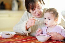 Ty też idziesz na łatwiznę? Oto największe błędy w karmieniu dzieci