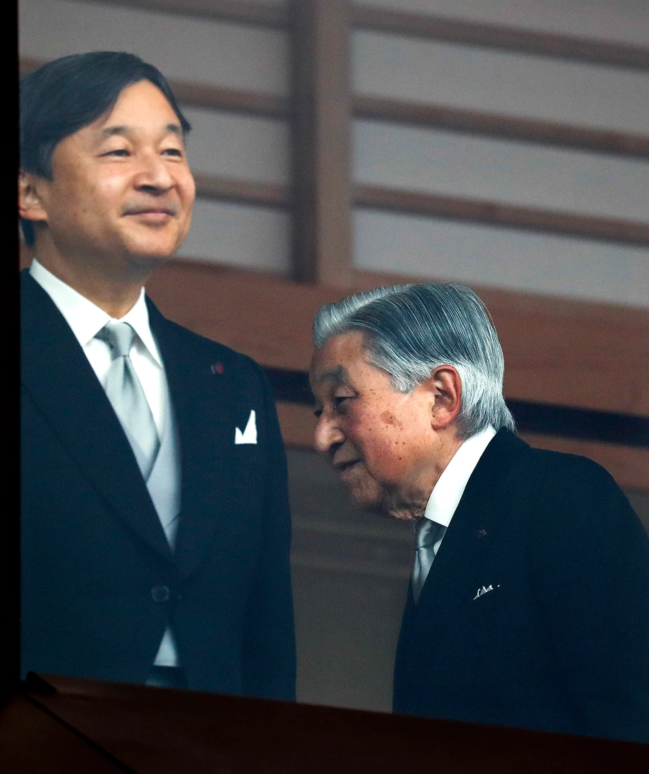 Japanski car Akihito sa naslednikom Naruhitom