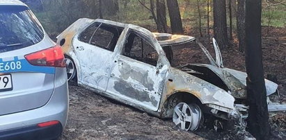 Uderzył w drzewo i uciekł. Od płonącego auta zajął się las