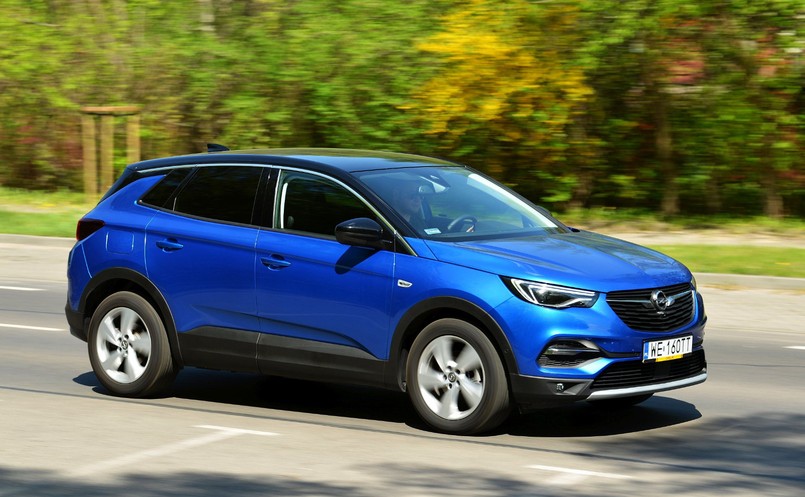 Opel grandland X został hurtowo naszpikowany rozwiązaniami ułatwiającymi życie człowiekowi. Lista obejmuje m.in. adaptacyjny tempomat z funkcją wykrywania pieszych czy system automatycznego hamowania awaryjnego