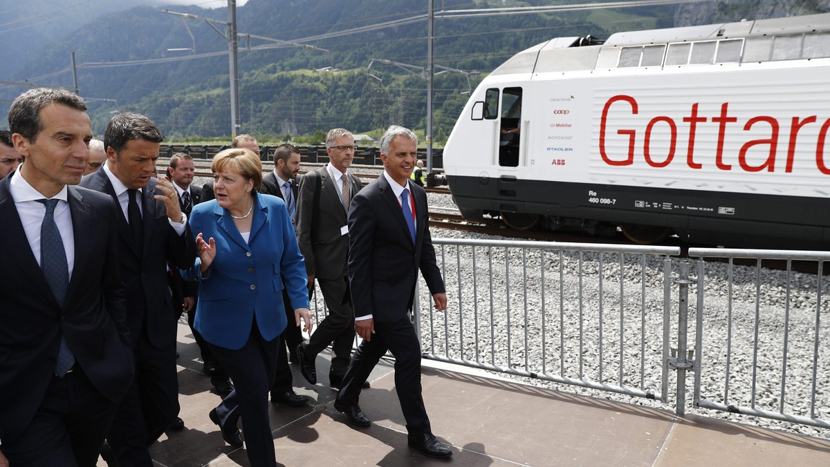 Europejscy przywódcy podczas otwarcia tunelu Gotthard.Europejscy przywódcy podczas otwarcia tunelu Gotthard.